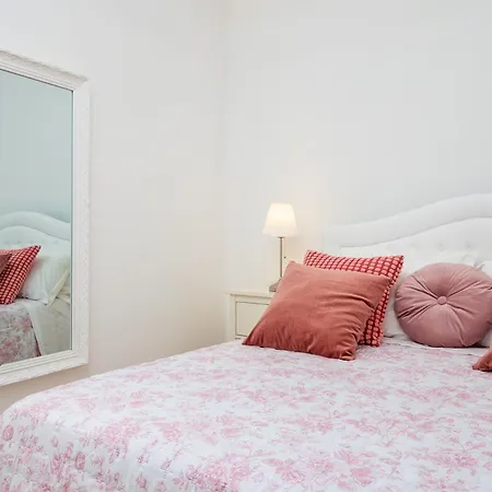 Citrus Garden House - Stylish By The Center Apartment