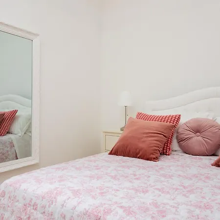 Citrus Garden House - Stylish By The Center Apartment *